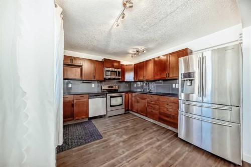 60 Erin Mount Crescent Se, Calgary, AB - Indoor Photo Showing Kitchen