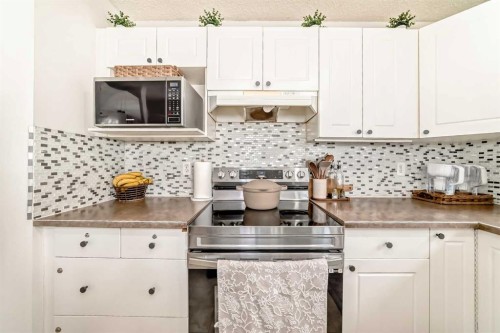 155 Erin Meadow Way Se, Calgary, AB - Indoor Photo Showing Kitchen