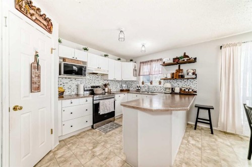 155 Erin Meadow Way Se, Calgary, AB - Indoor Photo Showing Kitchen With Upgraded Kitchen