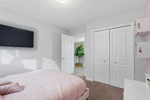 99 Sunset View, Cochrane, AB - Indoor Photo Showing Bedroom