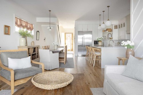 2028 41 Avenue Sw, Calgary, AB - Indoor Photo Showing Living Room