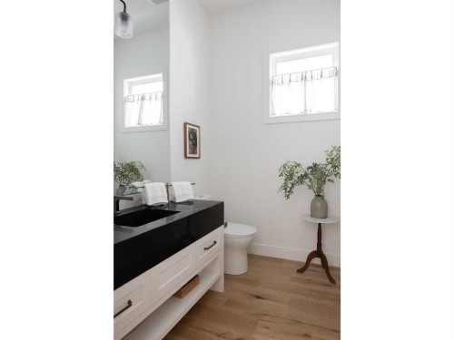 2028 41 Avenue Sw, Calgary, AB - Indoor Photo Showing Bathroom