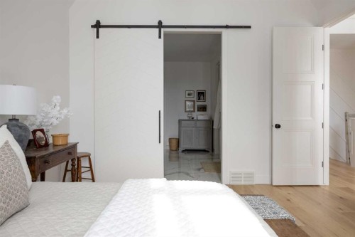 2028 41 Avenue Sw, Calgary, AB - Indoor Photo Showing Bedroom