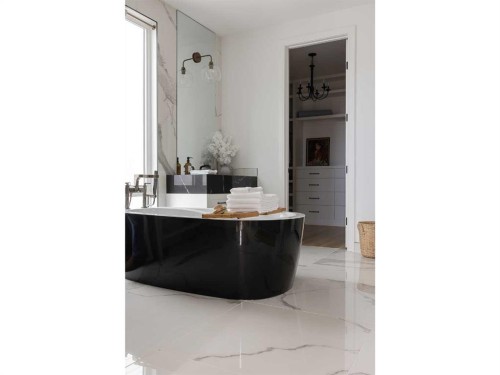 2028 41 Avenue Sw, Calgary, AB - Indoor Photo Showing Bathroom