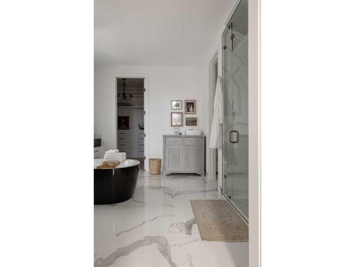 2028 41 Avenue Sw, Calgary, AB - Indoor