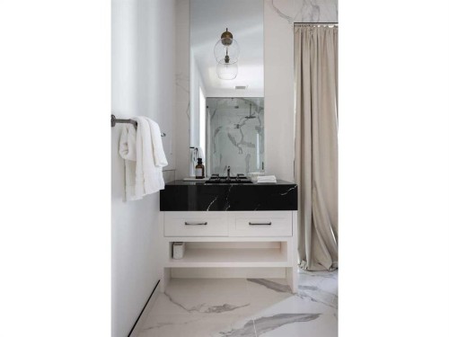 2028 41 Avenue Sw, Calgary, AB - Indoor Photo Showing Bathroom