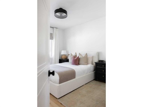 2028 41 Avenue Sw, Calgary, AB - Indoor Photo Showing Bedroom