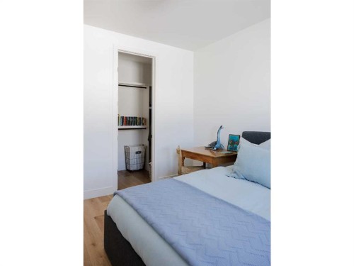 2028 41 Avenue Sw, Calgary, AB - Indoor Photo Showing Bedroom