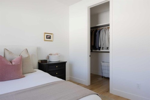 2028 41 Avenue Sw, Calgary, AB - Indoor Photo Showing Bedroom