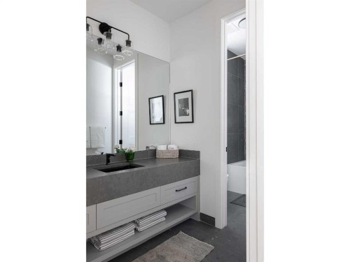 2028 41 Avenue Sw, Calgary, AB - Indoor