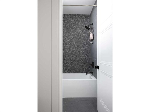 2028 41 Avenue Sw, Calgary, AB - Indoor Photo Showing Bathroom