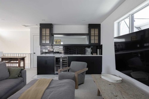 2028 41 Avenue Sw, Calgary, AB - Indoor Photo Showing Living Room