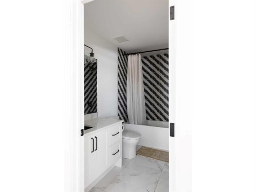 2028 41 Avenue Sw, Calgary, AB - Indoor Photo Showing Bathroom