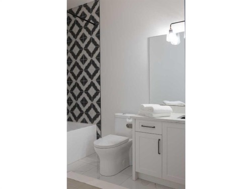 2028 41 Avenue Sw, Calgary, AB - Indoor Photo Showing Bathroom