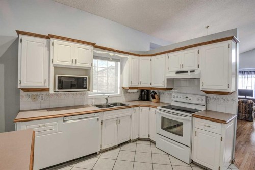 606 Diamond Court Se, Calgary, AB - Indoor Photo Showing Kitchen With Double Sink