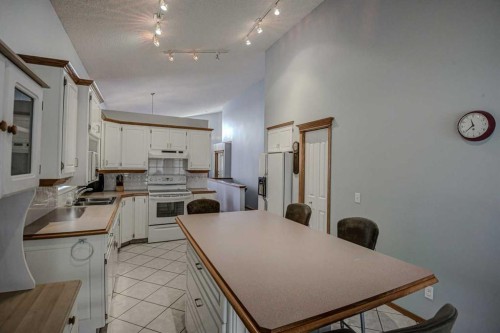 606 Diamond Court Se, Calgary, AB - Indoor Photo Showing Kitchen With Double Sink