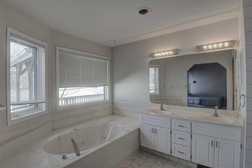 606 Diamond Court Se, Calgary, AB - Indoor Photo Showing Bathroom