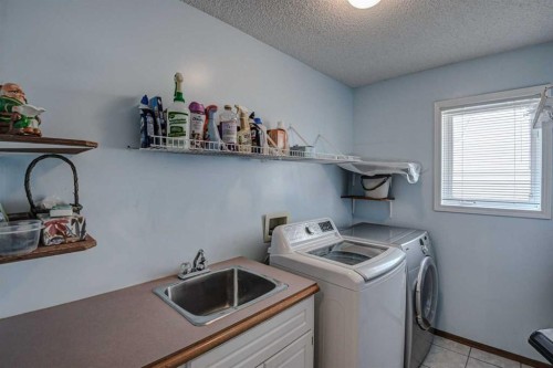 606 Diamond Court Se, Calgary, AB - Indoor Photo Showing Laundry Room