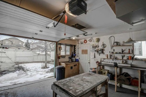 606 Diamond Court Se, Calgary, AB - Indoor Photo Showing Garage