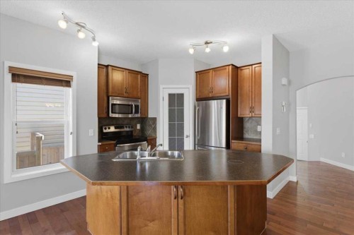 34 Everoak Gardens Sw, Calgary, AB - Indoor Photo Showing Kitchen With Double Sink