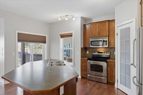 34 Everoak Gardens Sw, Calgary, AB - Indoor Photo Showing Kitchen With Double Sink