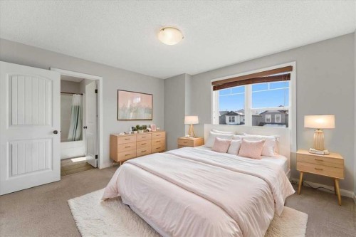 34 Everoak Gardens Sw, Calgary, AB - Indoor Photo Showing Bedroom