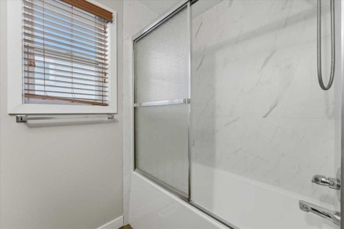 34 Everoak Gardens Sw, Calgary, AB - Indoor Photo Showing Bathroom