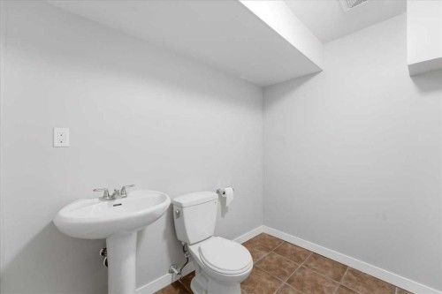 34 Everoak Gardens Sw, Calgary, AB - Indoor Photo Showing Bathroom