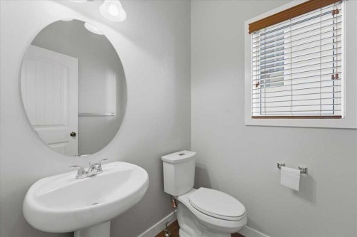 34 Everoak Gardens Sw, Calgary, AB - Indoor Photo Showing Bathroom