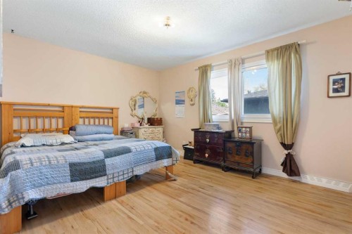 87 Hillgrove Drive Sw, Calgary, AB - Indoor Photo Showing Bedroom