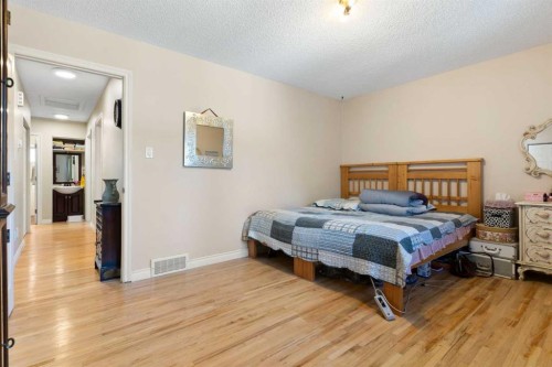 87 Hillgrove Drive Sw, Calgary, AB - Indoor Photo Showing Bedroom