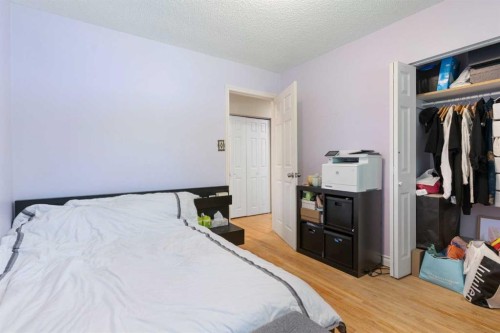 87 Hillgrove Drive Sw, Calgary, AB - Indoor Photo Showing Bedroom