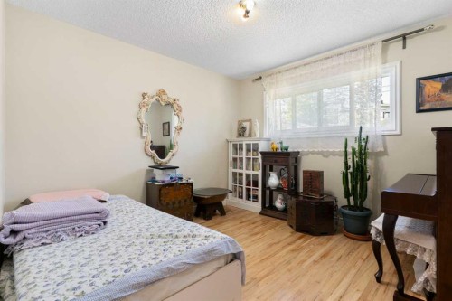 87 Hillgrove Drive Sw, Calgary, AB - Indoor Photo Showing Bedroom