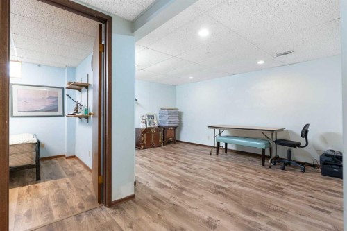 87 Hillgrove Drive Sw, Calgary, AB - Indoor Photo Showing Other Room