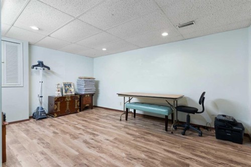 87 Hillgrove Drive Sw, Calgary, AB - Indoor Photo Showing Other Room