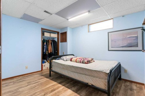 87 Hillgrove Drive Sw, Calgary, AB - Indoor Photo Showing Bedroom