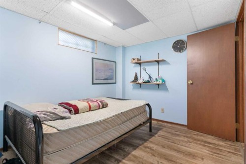 87 Hillgrove Drive Sw, Calgary, AB - Indoor Photo Showing Bedroom