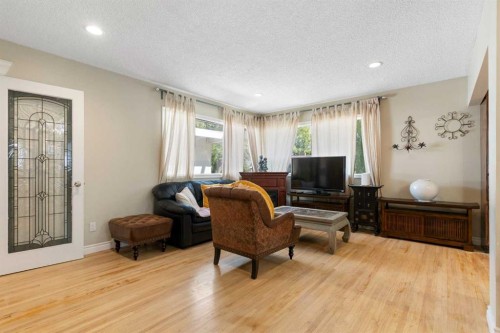 87 Hillgrove Drive Sw, Calgary, AB - Indoor Photo Showing Living Room