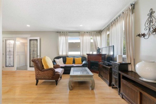 87 Hillgrove Drive Sw, Calgary, AB - Indoor Photo Showing Living Room