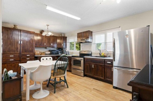 87 Hillgrove Drive Sw, Calgary, AB - Indoor Photo Showing Kitchen