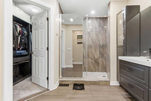 23 Prestwick Green Se, Calgary, AB - Indoor Photo Showing Bathroom