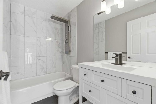 23 Prestwick Green Se, Calgary, AB - Indoor Photo Showing Bathroom