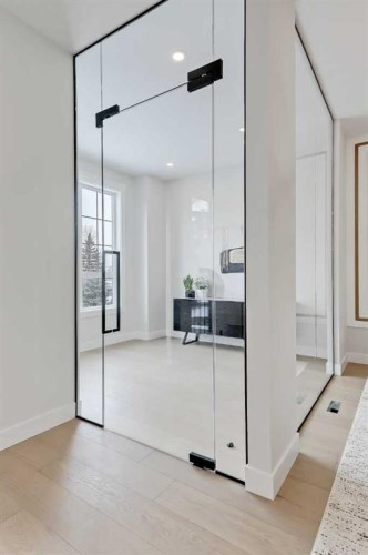 2021 26 Avenue Sw, Calgary, AB - Indoor Photo Showing Other Room