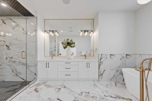 2021 26 Avenue Sw, Calgary, AB - Indoor Photo Showing Bathroom