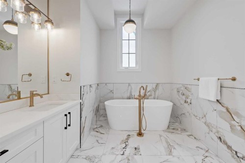 2021 26 Avenue Sw, Calgary, AB - Indoor Photo Showing Bathroom