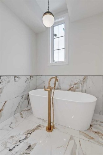 2021 26 Avenue Sw, Calgary, AB - Indoor Photo Showing Bathroom