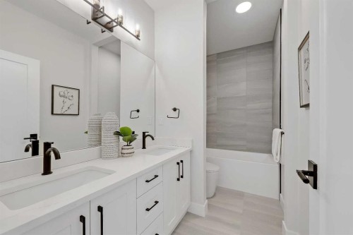 2021 26 Avenue Sw, Calgary, AB - Indoor Photo Showing Bathroom