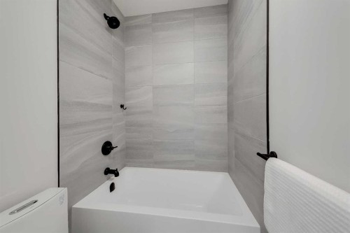 2021 26 Avenue Sw, Calgary, AB - Indoor Photo Showing Bathroom