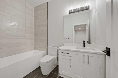 2021 26 Avenue Sw, Calgary, AB - Indoor Photo Showing Bathroom