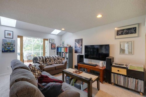 926 19 Avenue Nw, Calgary, AB - Indoor Photo Showing Living Room